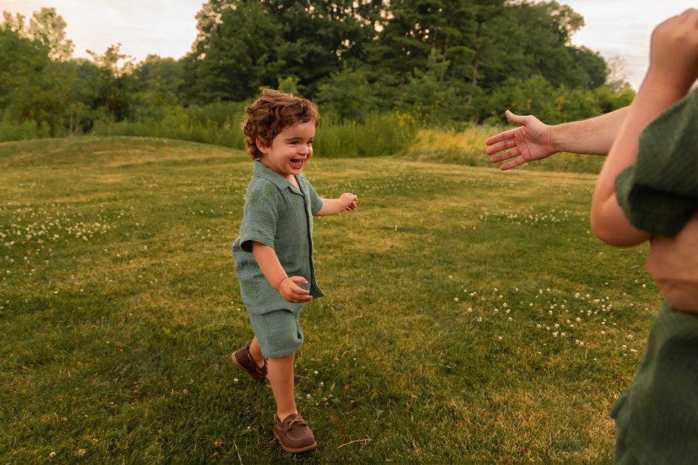Summer family photos in Cleveland with children playing in the grass