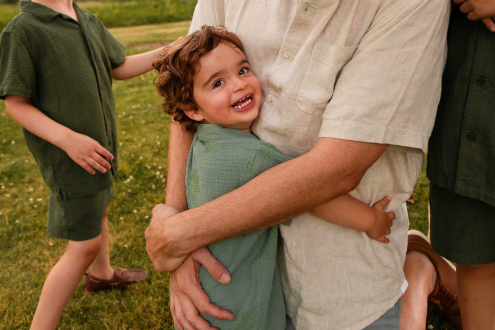 Summer family photos in Cleveland with children playing in the grass
